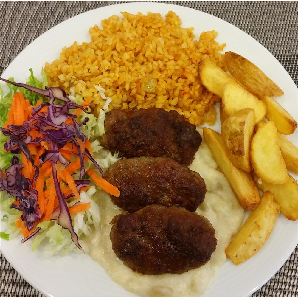 Beğendili Izgara Köfte + Bulgur Pilavı + Salata + Pat. Kızr.